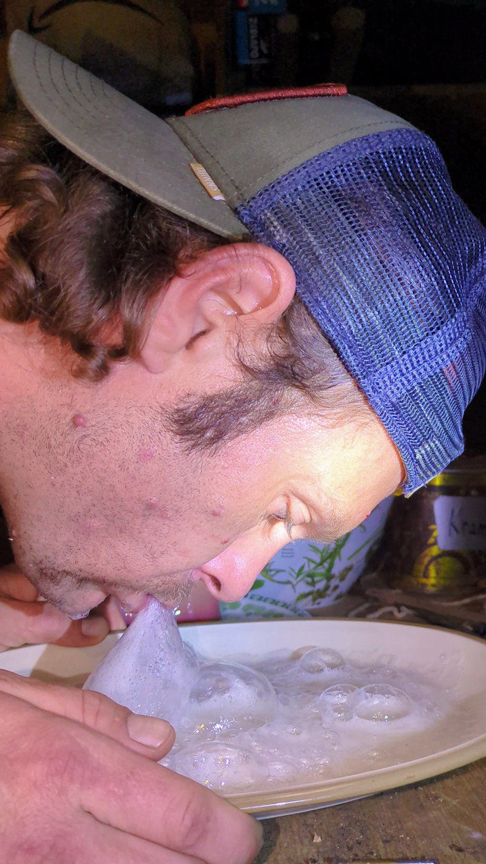 Deepthroat Madness: Faire beaucoup de bulles avec un énorme tas de salive