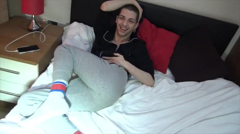 Gaybareback: Alex Roma Twink dikongkek tanpa kondom oleh Tuan Aaron