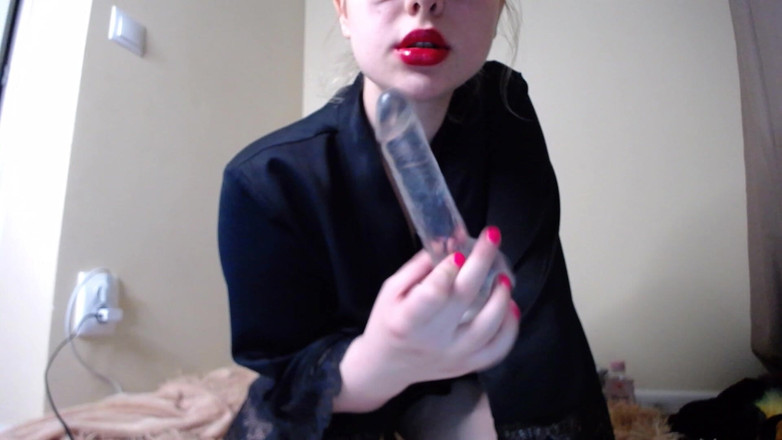 JuiceLussie: Succhia un cazzo chiaro con il rossetto