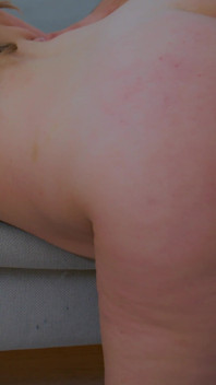 La moglie paffuta cavalca un cazzo con il suo culo grosso.