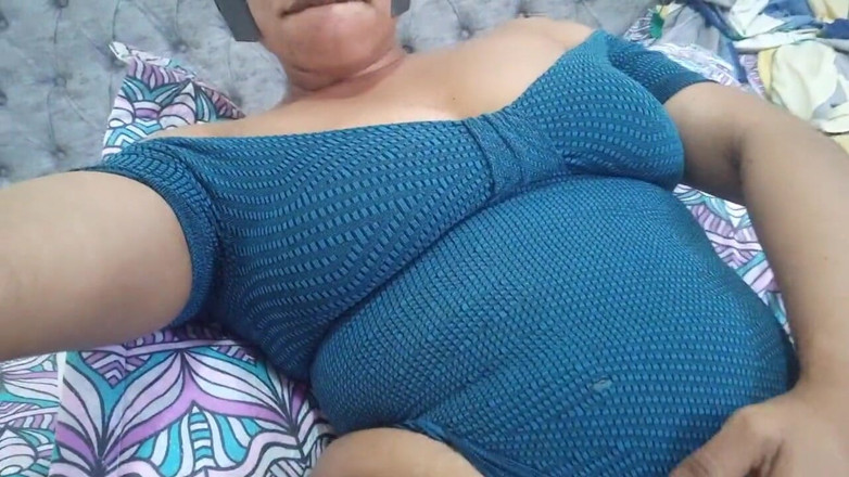 PATY PATY: La mora sexy massaggia le sue grandi tette e la...