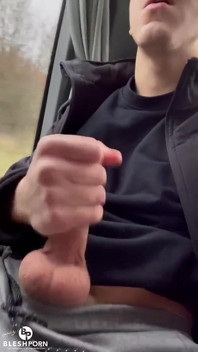 Stiefzoon Benni Schulte op een busrit