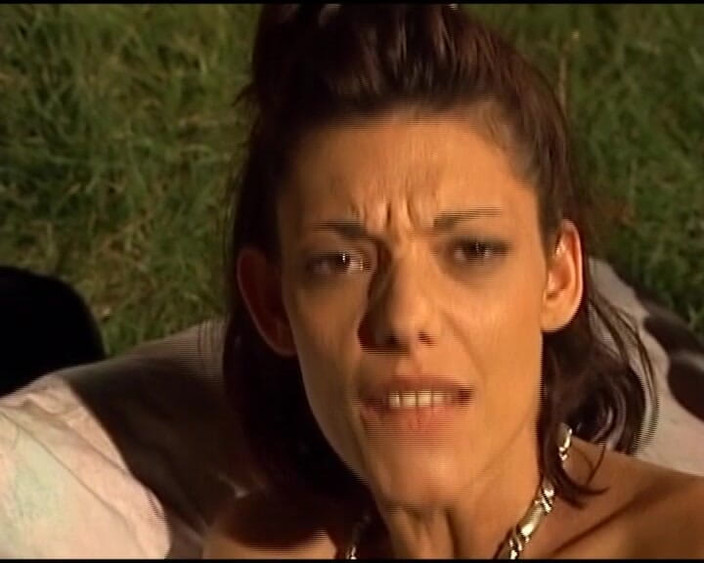 Deutsche Damen: Drobná holka z Německa má ošukaný zadek ve venkovní relaci