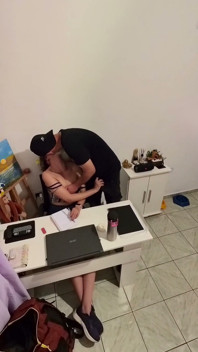 Šukám svou nevlastní dceru, dokud ji celou ejakuluje