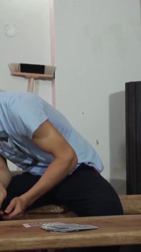 Dois meninos jogando cartas à noite