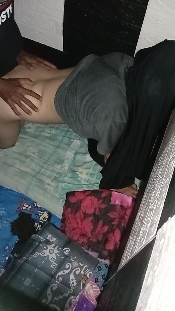 Famly sex: The Ass of a Hijab Asian Woman She Screams and...