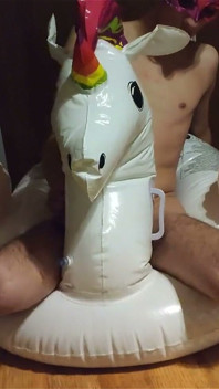 Bosse à sec sur ma licorne gonflable