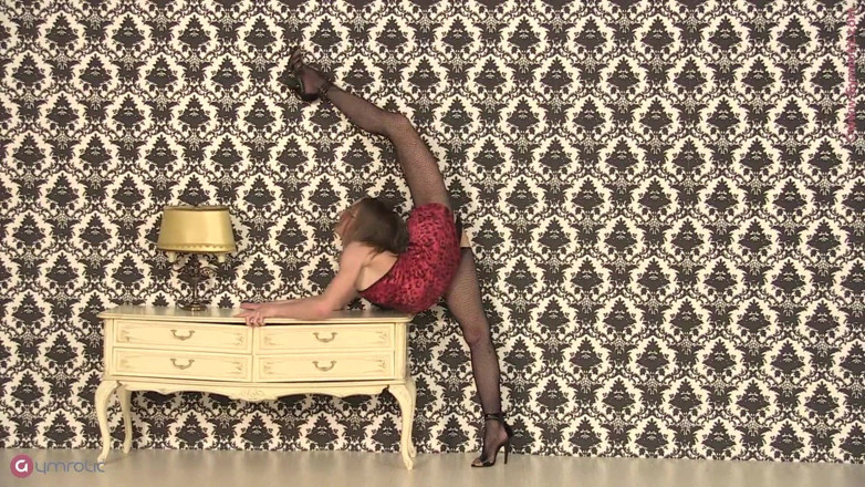 Gymrotic: Contortion ในห้องโรงแรม