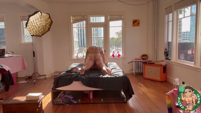 Celtic Iron: Bts - Amantes curtindo o pôr do sol sensual juntos