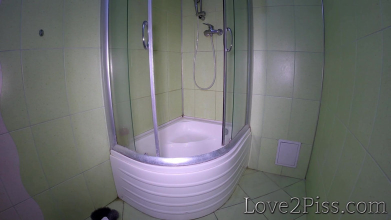 Love 2 Piss: Roken en plassen onder de douche