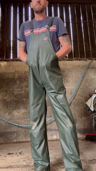 Un fermier se branle dans du matériel de travail coquin