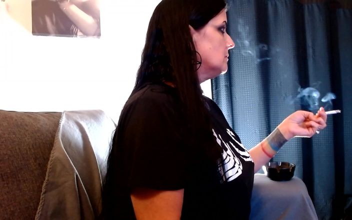Abby Anna: MILF kouření