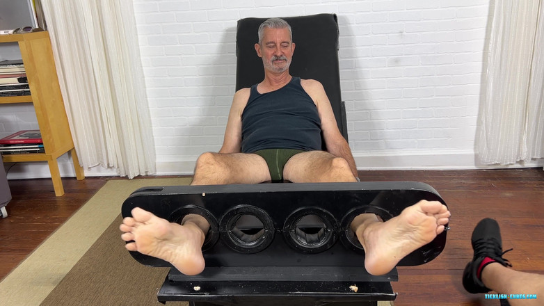 Ticklish Chubs: Зрілий тато Брайан лоскотав!