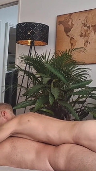 Ein bisschen tantra-liebesmassage. Dünner sexy typ fickt papi-arsch