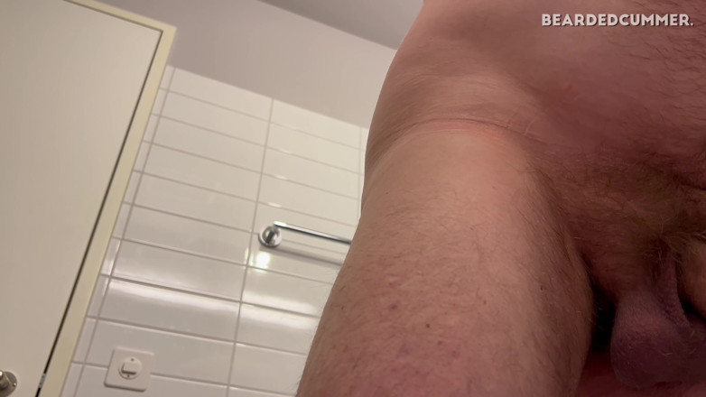 Beardedcummer: Un tip păros se pișă în sticlă