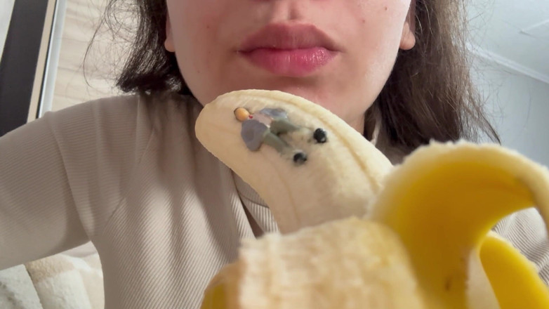 AmayaMori: Гігантська мачуха їсть банан, але бачить
