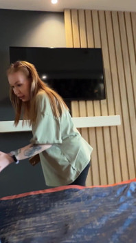 Une Belle-mère Choquée Quand Son Beau-fils Jouit Sur Son Visage À L’hôtel, Partage De Lit! Vidéo Complète