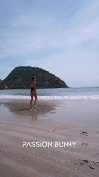 Bikini nero e appassionata esibizionismo in spiaggia
