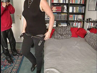 Lucky Wankerz: 红发老熟女在吮吸鸡巴之前自慰