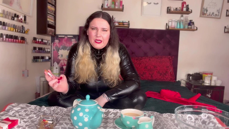 MissFFW: Älskarinna Ffw dricker te tills hon spricker för att pissa