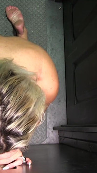 Alana si cewek seksi rambut pirang lagi asik telan sperma - pov