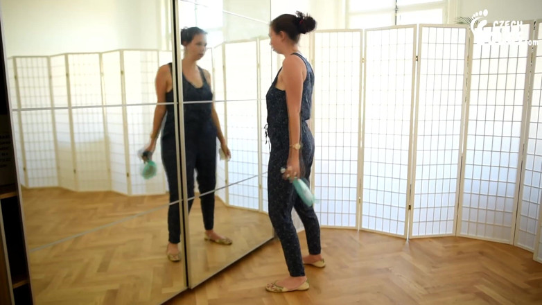 Czech Soles - foot fetish content: 女性の大きな素足と彼女の愚痴な上司を掃除する