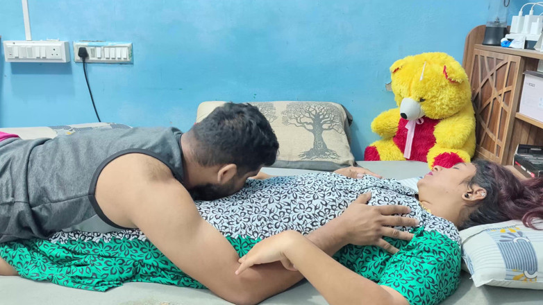 Vaigavarun Feet romance: Mallu Wife Pussy Rub and Kissing with Boobs Press and...