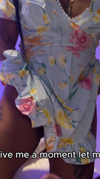Une belle-mère aide son beau-fils à réduire son érection et finit par lui éjaculer dessus