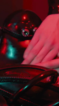 E-play pentru sclavul de cauciuc în bodybag și mască de cauciuc grea
