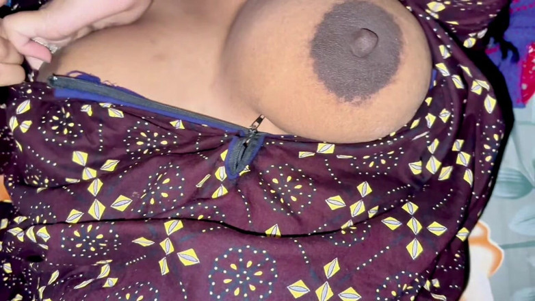 HOT_RUHI002: Village asiatique, une belle femme sexy montre ses gros seins...
