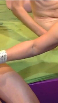 Zralá kočička má gangbang s nadrženými hřebci, kteří kapou mrdku všude