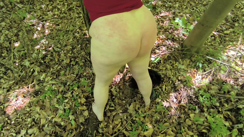 Bouncy Tits Action: Ihren nackten arsch im wald versohlt