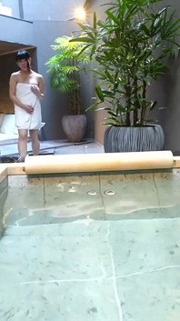 Seks filmen met een getrouwde vrouw met een volle borst bij een warmwaterbron!