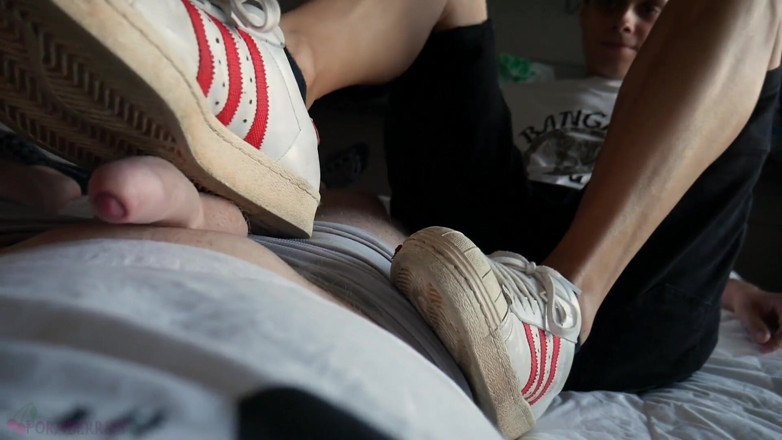 Ethan Alex: Alex gibt mir footjob in weißen roten turnschuhen und nackten...