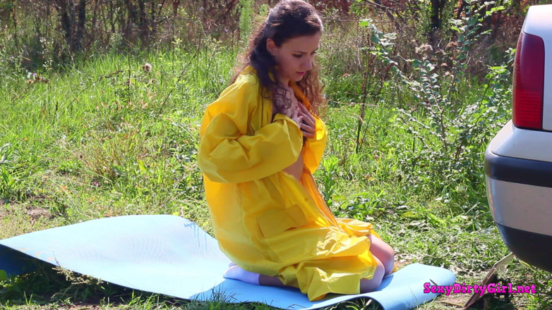 Sexy Dirty Girl: Çıplak ve pvc yağmurluk içinde mastürbasyon