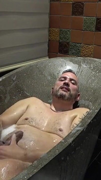Assistindo seu passo masturbando pau sem cortes no banho com punheta