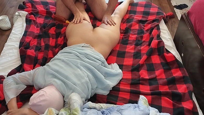 Mirsur: Massaggio sensuale di una coppia calda con olio sul corpo....