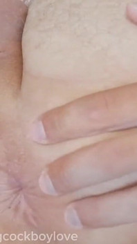 Roztomilý Twink Cums z drsného šukání zadku!