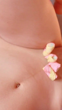 Candy Girl Food masturbuje się