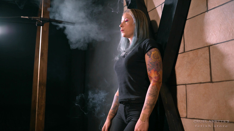 Cruel Anettes fetish world: Fumando na cruz de Andrew 4K