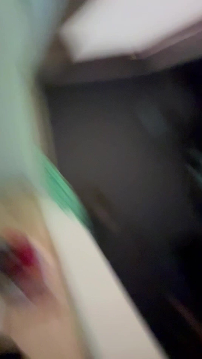 Quan Vietnam 18: 무작위로 자위하고 소셜 미디어에 게시하는 18세 남성