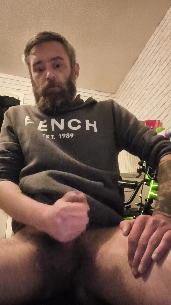 Smoking stoker: Je masturbe ma grosse bite bien dure et je fume