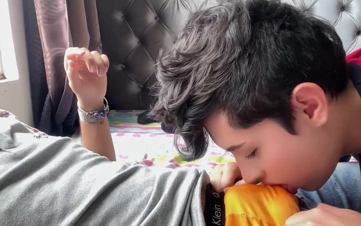 Dilan Castro: कामुक विवाहित सीधा आदमी अपने प्यारे युवा समलैंगिक पड़ोसी को अपने पुरुष का वीर्य निगलने के लिए बुलाता है, और वह उसकी स्वादिष्ट समलैंगिक गांड चूसता है