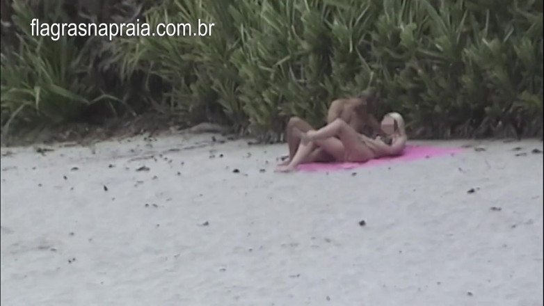 Amateurs videos: Nestydatý pár se snaží mít sex na pláži poblíž surfařů