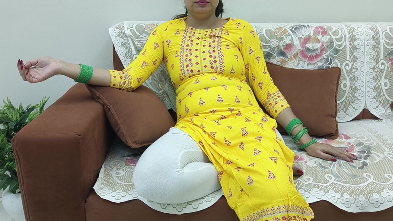 Saarabhabhi6: 印度德西女人在沙发上展示她的胸部