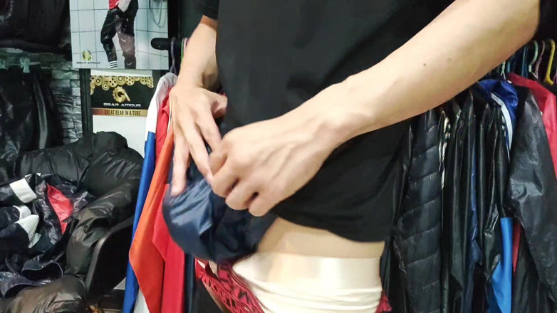 Evilshaman: Glanzend nylon fetisjisme