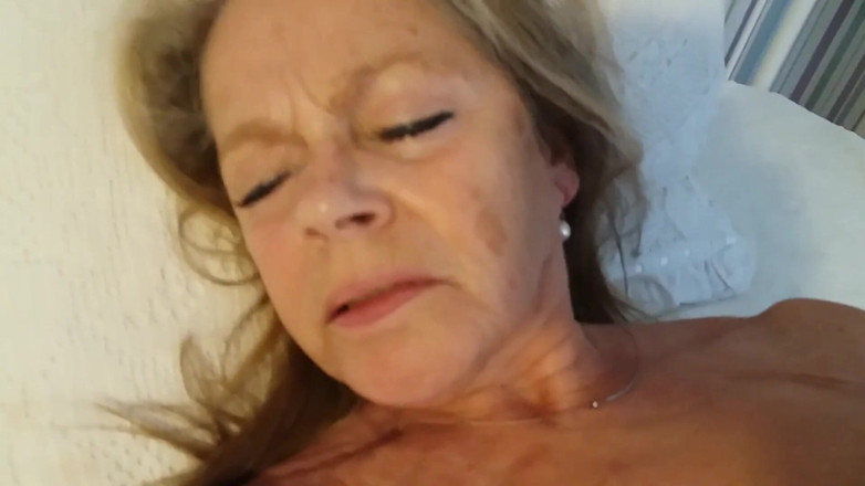 martinawest: Guarda Martina West che si da del piacere e piange