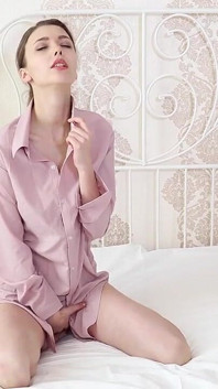 Mila Azul dalam baju malam seksi dan thong miang