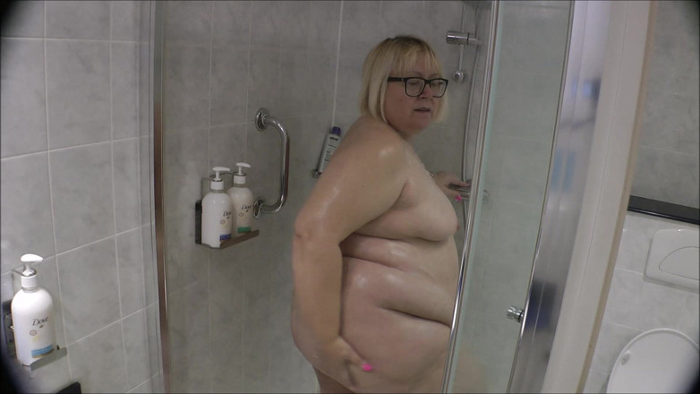 Lexie Cummings: Lexie Cleans up in the Shower