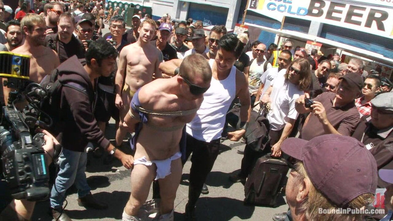 Bound in public: Cody Allen Legato in pubblico